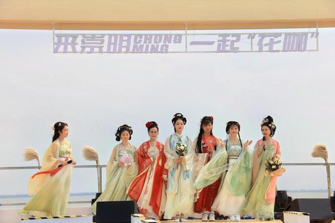 ：白天看花神出画夜晚见铁花星雨麻将胡了试