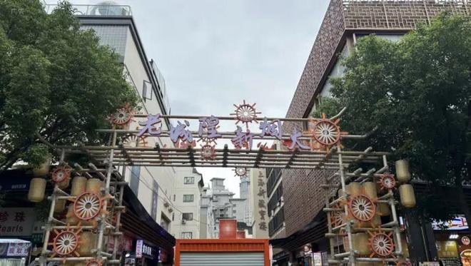 凌晨三点就来！城隍庙开出“爷青回”市集麻将胡了app为这口上海有人排队6小时(图15)