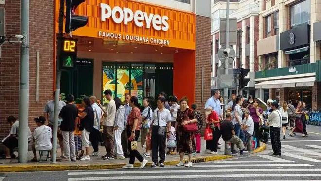 凌晨三点就来！城隍庙开出“爷青回”市集麻将胡了app为这口上海有人排队6小时(图19)