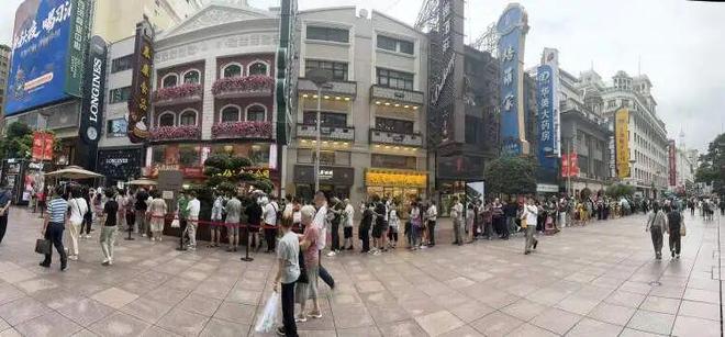 凌晨三点就来！城隍庙开出“爷青回”市集麻将胡了app为这口上海有人排队6小时(图17)