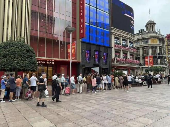 凌晨三点就来！城隍庙开出“爷青回”市集麻