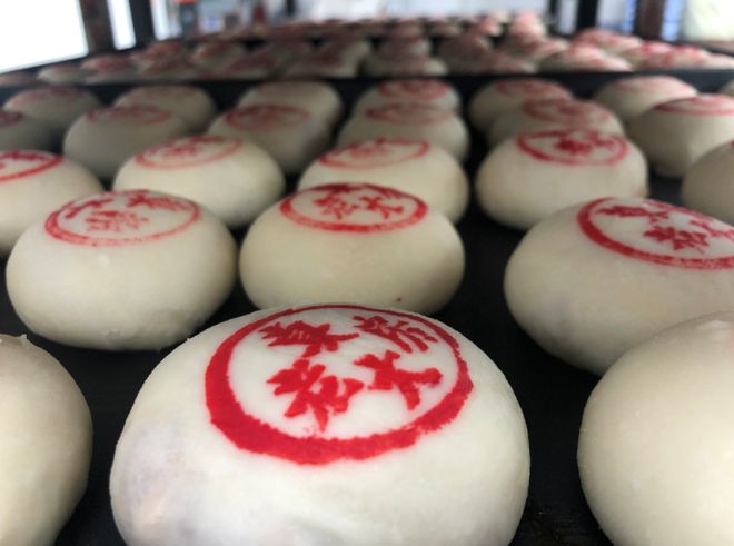 凌晨三点就来！城隍庙开出“爷青回”市集麻将胡了app为这口上海有人排队6小时(图3)