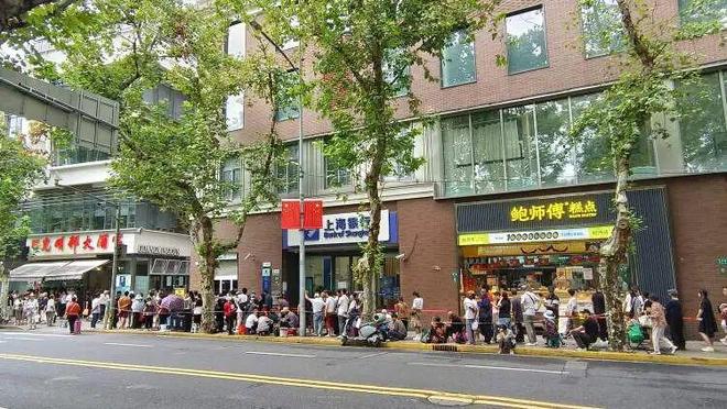 凌晨三点就来！城隍庙开出“爷青回”市集麻将胡了app为这口上海有人排队6小时(图10)