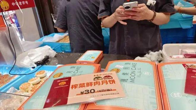 凌晨三点就来！城隍庙开出“爷青回”市集麻将胡了app为这口上海有人排队6小时(图12)