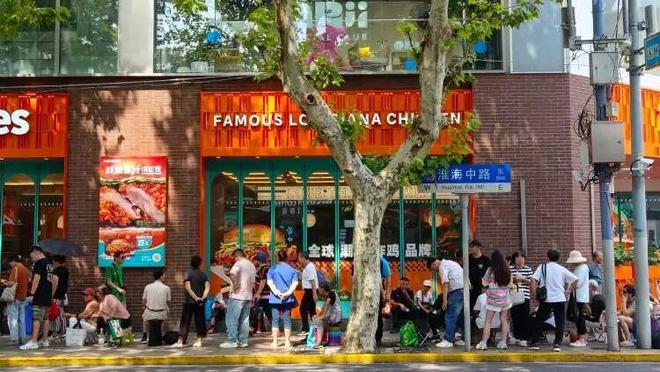 凌晨三点就来！城隍庙开出“爷青回”市集麻将胡了app为这口上海有人排队6小时(图9)